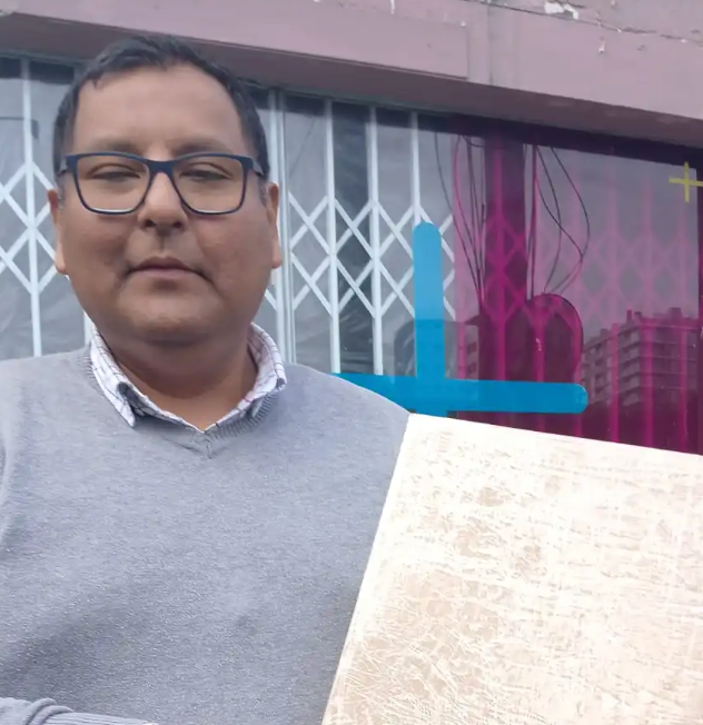 <em>Andres Linares</em>